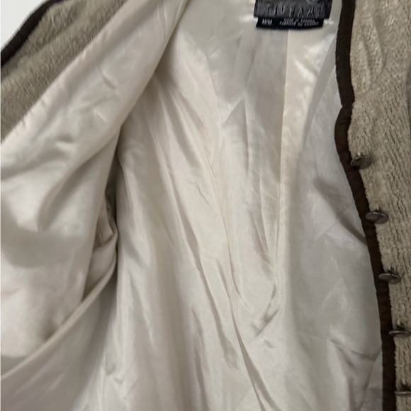 Elegant Beige Button-Up Blazer - Picture 6 of 6